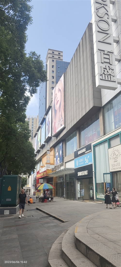 步行街百盛樓的一樓獨(dú)立鋪面出租 進(jìn)場就可以直接營業(yè)